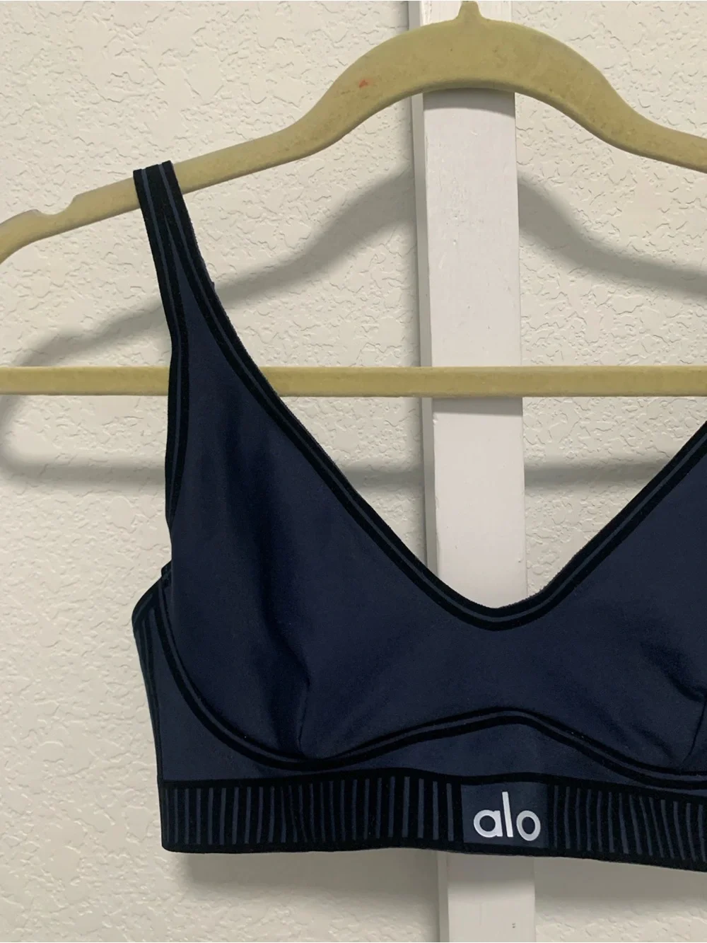 ALO Yoga Air Lift Line Up Dark Blue V-Neck Minimal Sports Bra